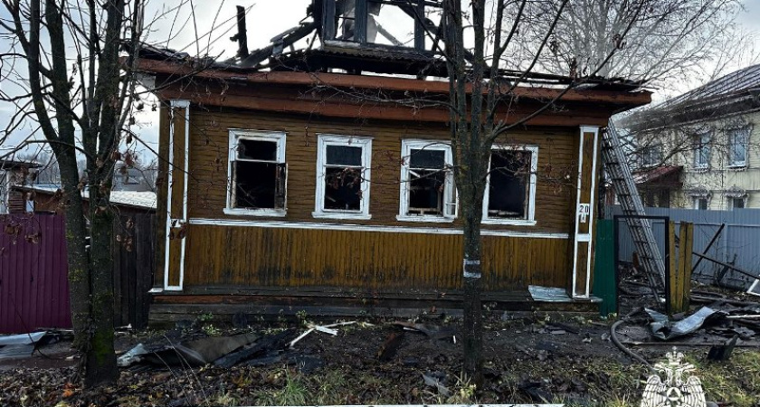 В поселке Островское огонь едва не уничтожил частный жилой дом