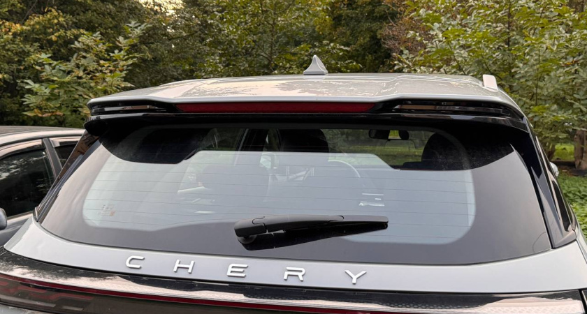 Замечали черные точки по краям лобового автомобильного стекла? Объясняем на пальцах, зачем они там нужны