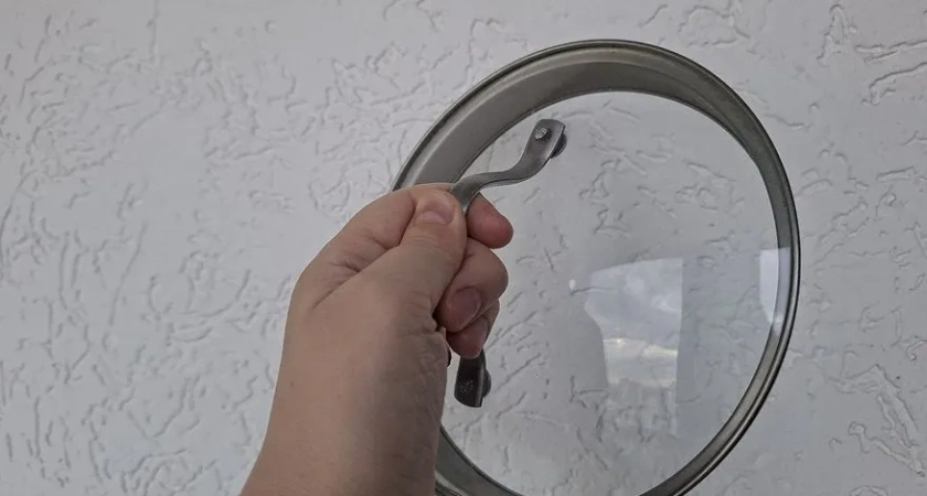 1 стакан в таз — и стеклянные крышки от кастрюль сверкают как бриллианты на солнце: ни жира, ни липкого налета — лайфхак