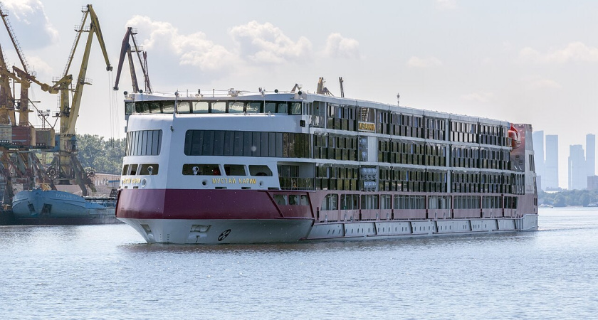 Роскошный теплоход «Мустай Карим» завершил навигацию в Костроме