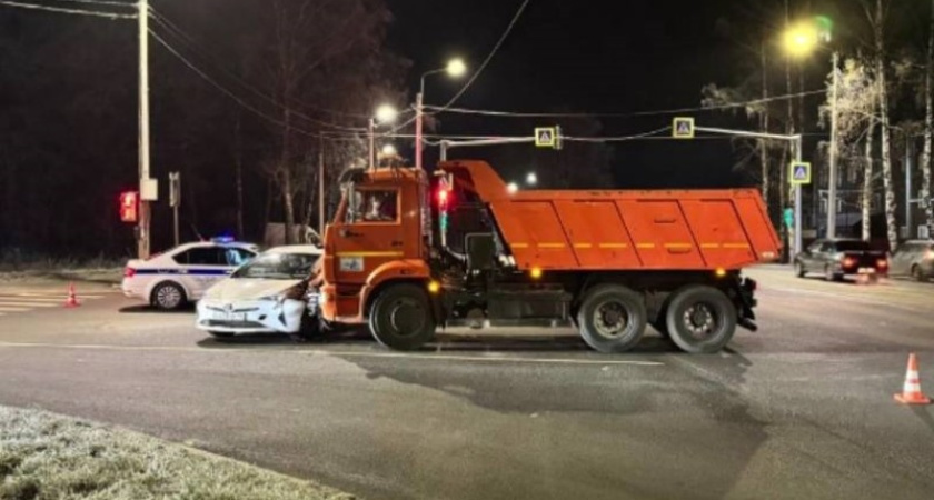 В Костроме двух человек забрали в больницу после ДТП с КамАЗом