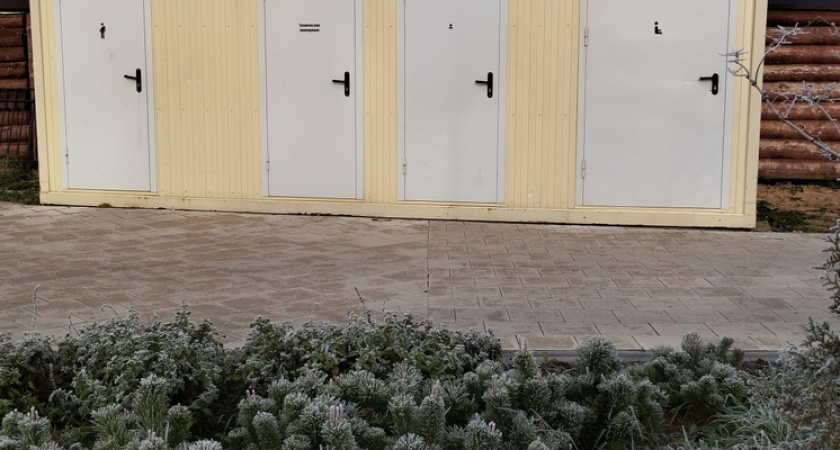 Вандалы устроили погром в туалете парка «Буйская Стрелка»