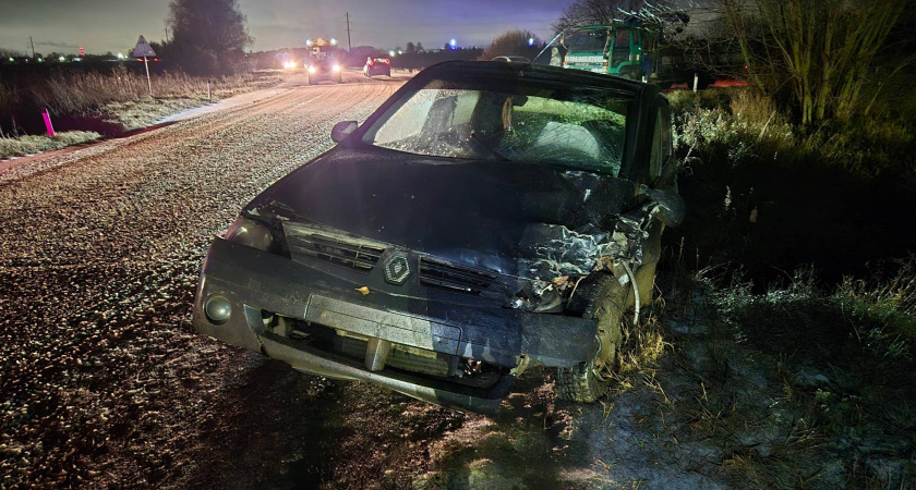 В Костромском районе «Рено» ушёл в занос и врезался в «Ниву»