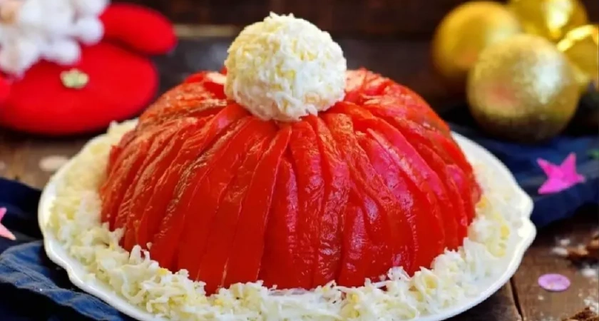 «Оливье» уже не в тренде: на Новый год-2026 порадуйте гостей салатом «Шапка Деда Мороза» — станете любимцем Огненной Лошади