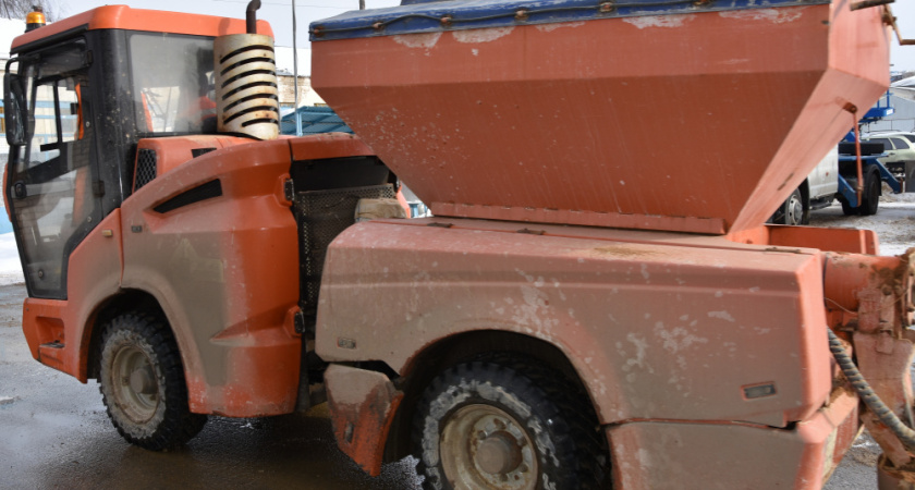 В Костроме выполняют противогололедную обработку пешеходных зон