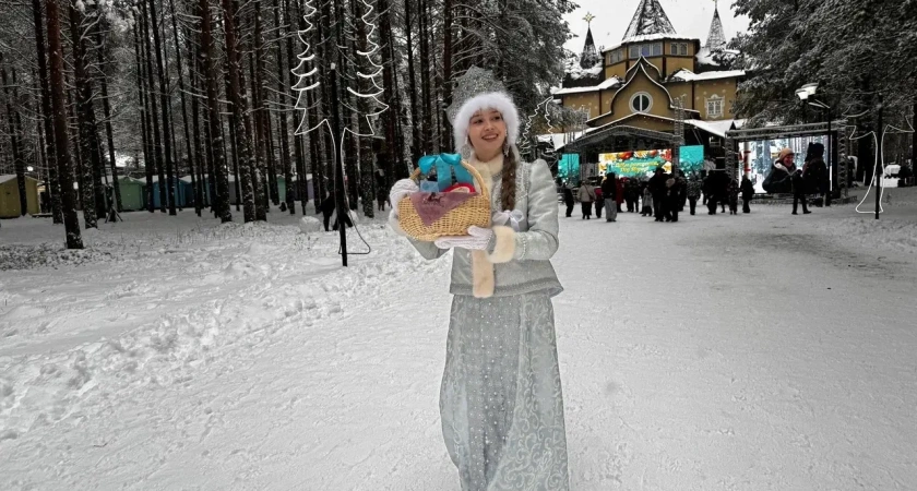 Стало известно, что подарила Деду Морозу костромская Снегурочка