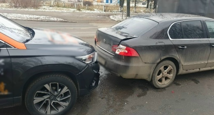 В Костроме на Профсоюзной столкнулись две иномарки: есть пострадавшая