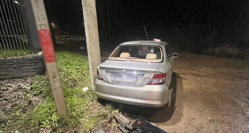 В Костроме машина врезалась в столб: пострадали трое, в том числе подросток