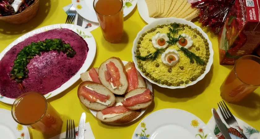 Идеальный салат к Новому году: свежесть груши, хруст орехов и солёная нежность ветчины - оливье и рядом не стоял