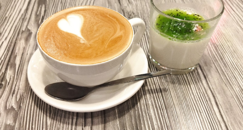 Любите кофе с десертом? Роскачество выяснило, что одна сладость усиливает вкус, а другая превращает напиток в кислую лужу