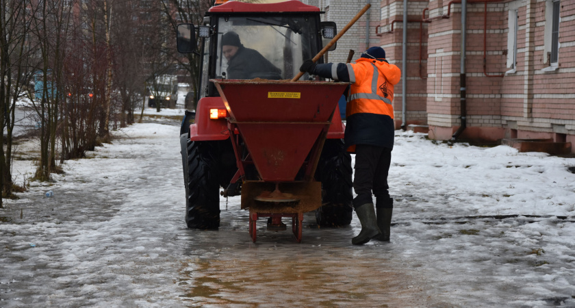 Кострома активно борется с гололедом на дорогах и тротуарах