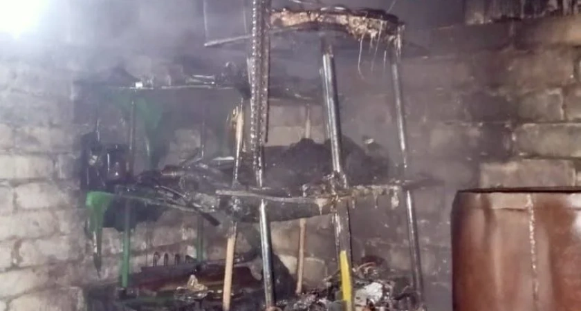 В Костромской области загорелся гараж