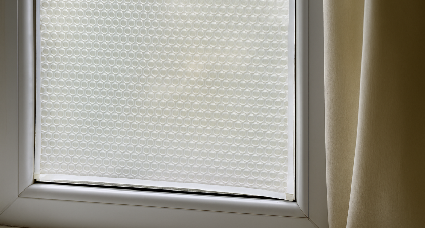 Так вот почему соседи клеят пузырьковую плёнку на окна: Теперь я знаю, зачем это делают — и тоже клею