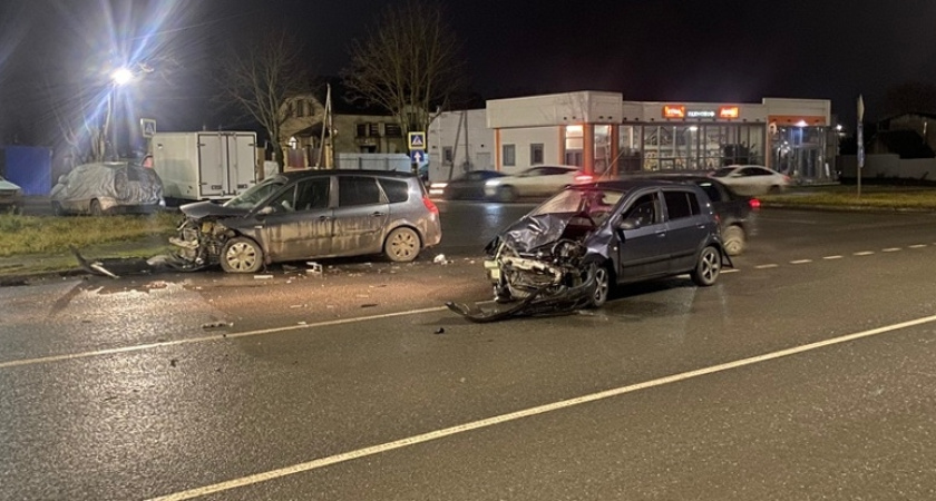 В Костроме столкнулись две иномарки: есть пострадавший