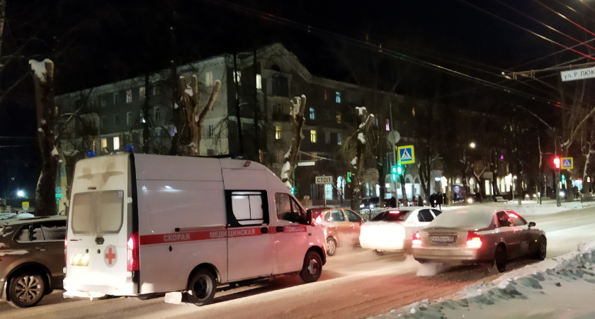 Красный свет, а сзади «скорая» с сиреной: как поступить - инспектор ГИБДД дал окончательный ответ