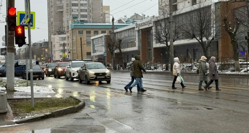 Шаг на пешеходник теперь не сработает: когда водитель должен уступить пешеходу и как ответить инспектору ГАИ