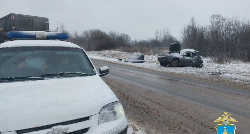 В Костромской области столкнулись "Лада" и грузовик: водитель легковушки погиб на месте