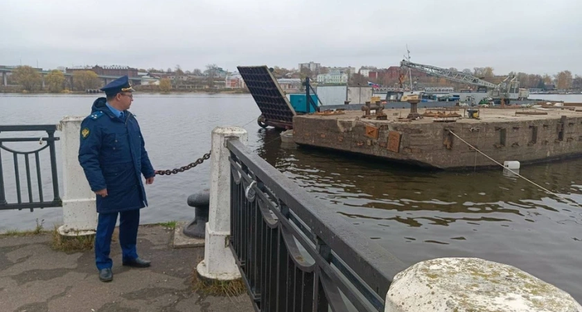 В Костроме спустя почти год подняли затонувший ивановский дебаркадер