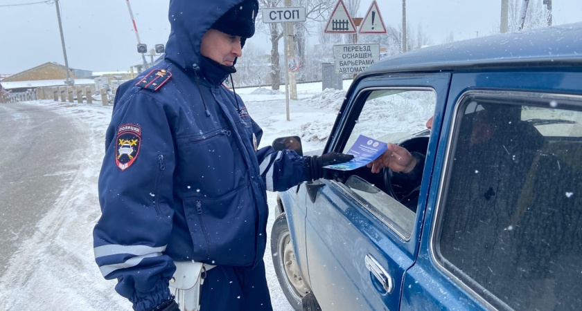 Инспектор ГИБДД спрашивает «Почему нарушаем?»: 3 варианта ответа от автоюриста - каждый имеет свои последствия