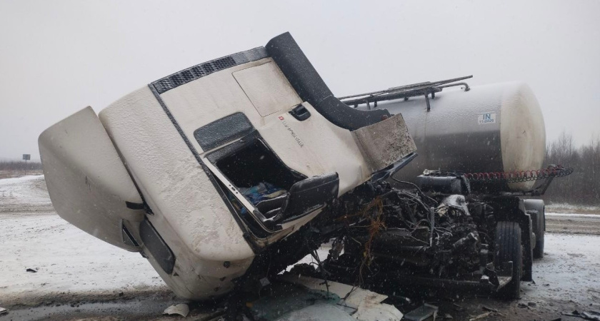 В Костромской области столкнулись два грузовика: есть пострадавший