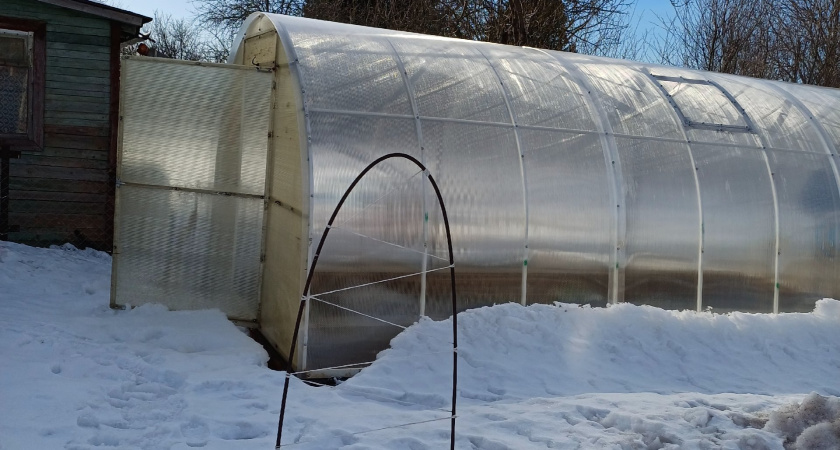 Узнал про 2 способа, как почистить снег со скатной крыши и теплицы - теперь хожу и радуюсь. Соседи о таком и не слыхали