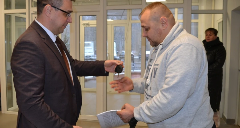 В Костромской области вручили ключи от новых Lada Granta троим жителям