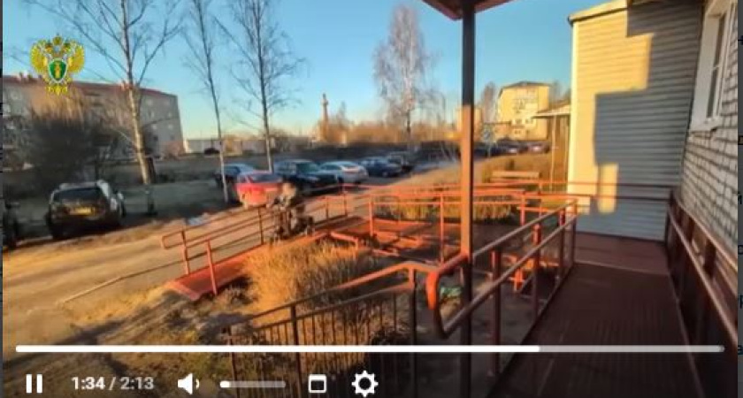 После вмешательства прокуратуры в Шарье установили пандусы для инвалида-колясочника