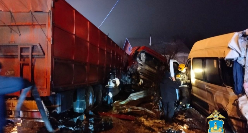 В Костромской области столкнулись несколько машин, включая микроавтобус: есть пострадавшие