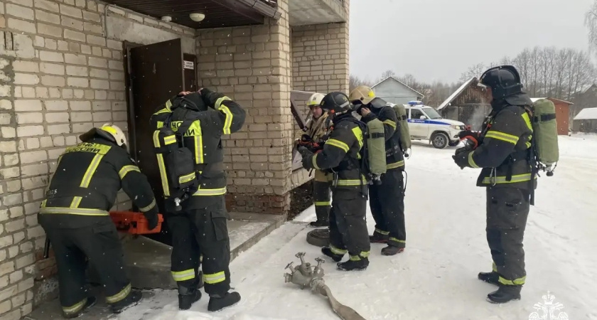 В Костроме пожарные спасли мужчину из задымленной квартиры на Юбилейной