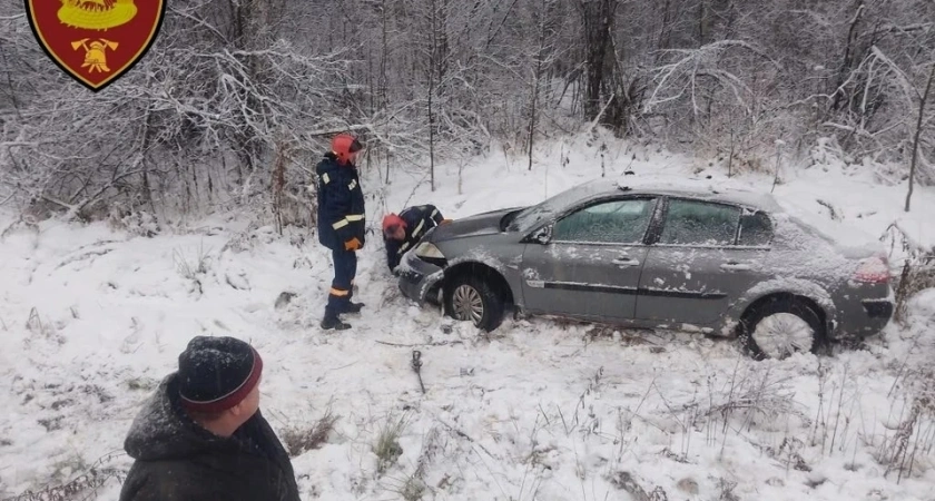 В Костромской области водитель Renault пострадал в результате ДТП на обледеневшей трассе
