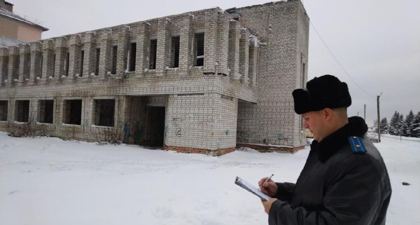 В Вохомском районе заблокируют доступ к опасному заброшенному дому