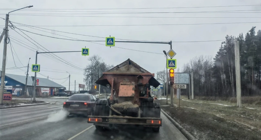 В Костроме продолжается круглосуточная борьба с гололедом