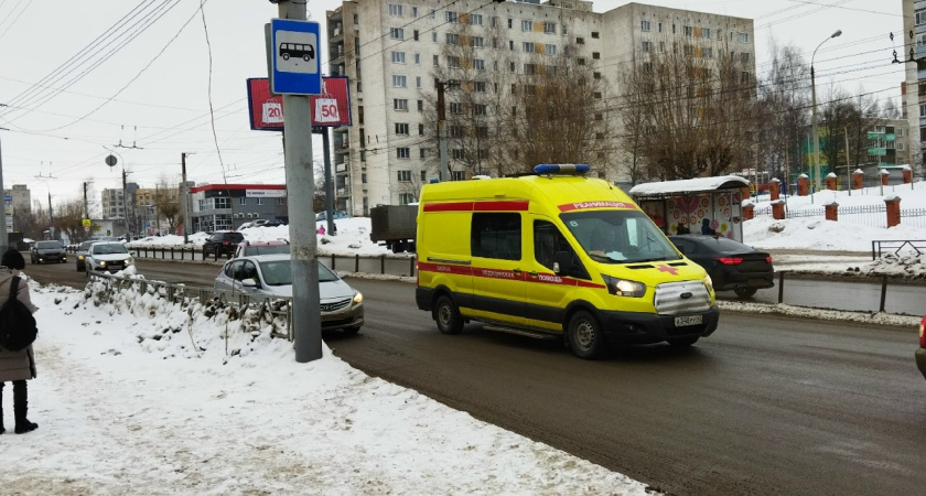 В Костромской области на трассе фура съехала в кювет: есть пострадавший