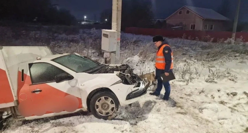В Костромской области поезд столкнулся с легковушкой