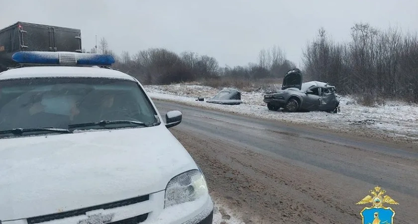Двое взрослых и трое детей пострадали в лобовом ДТП в Костромском районе