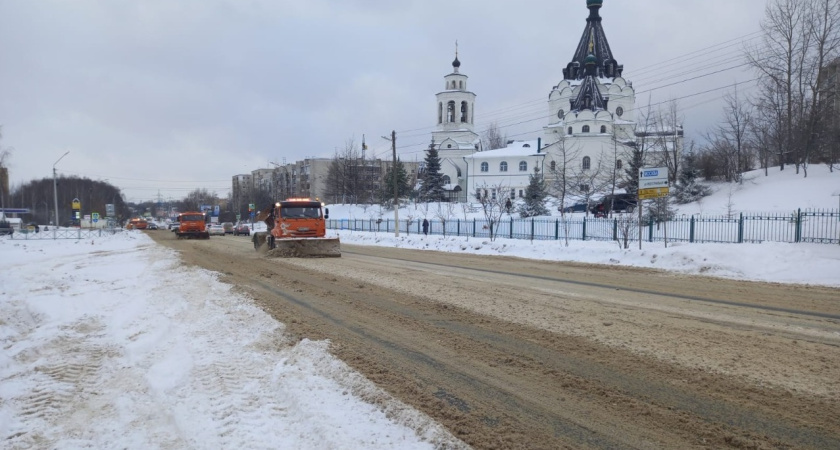 В Костромской области проводят уборку снега на дорогах
