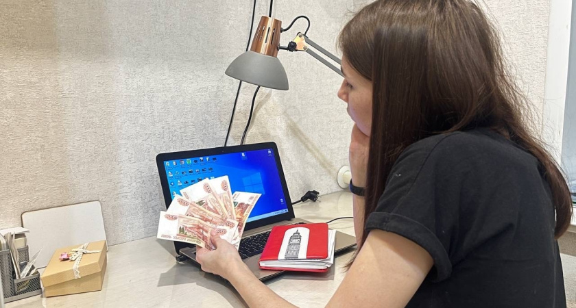 Роструд пояснил, кому положена 13-я зарплата - проверьте себя в списке