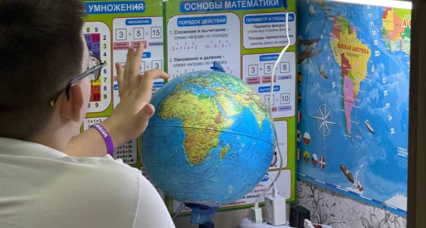 Четвероклассник получил от губернатора настенную карту мира к Новому году в Костромской области