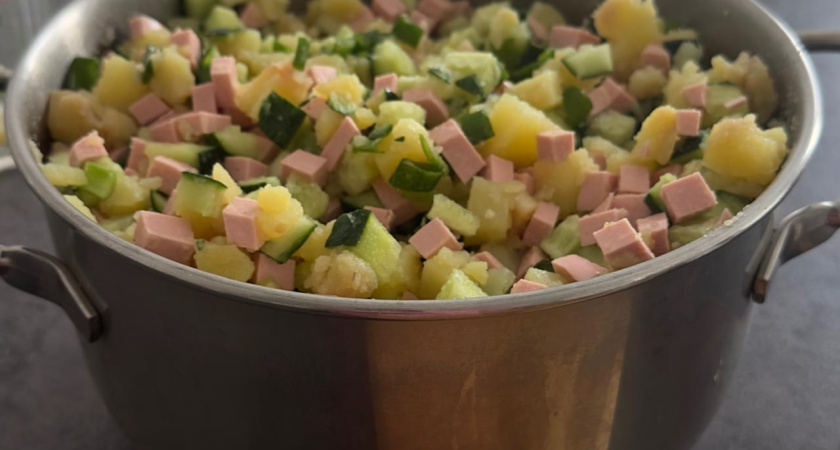 Самые лучшие продукты для настоящего "Оливье": от горошка до колбасы - полный список экспертов Роскачества