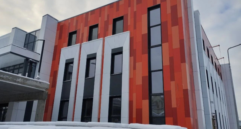 На стройке Центра культурного развития в Костроме более 30 рабочих укладывают плитку и монтируют сети