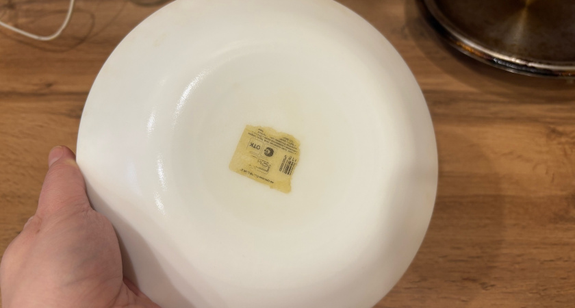 Легкий способ убрать слой клея от наклейки с посуды и не только