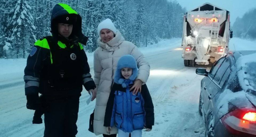Костромские полицейские спасли женщину с маленьким ребенком из снежного плена