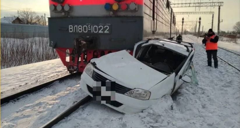 В Костромской области на переезде тепловоз сбил Renault Logan