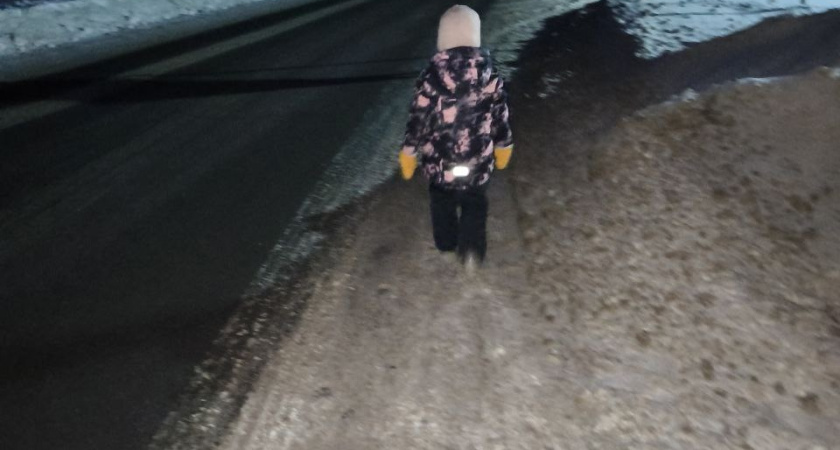 Под Костромой дети вынуждены добираться до остановки по дороге с машинами