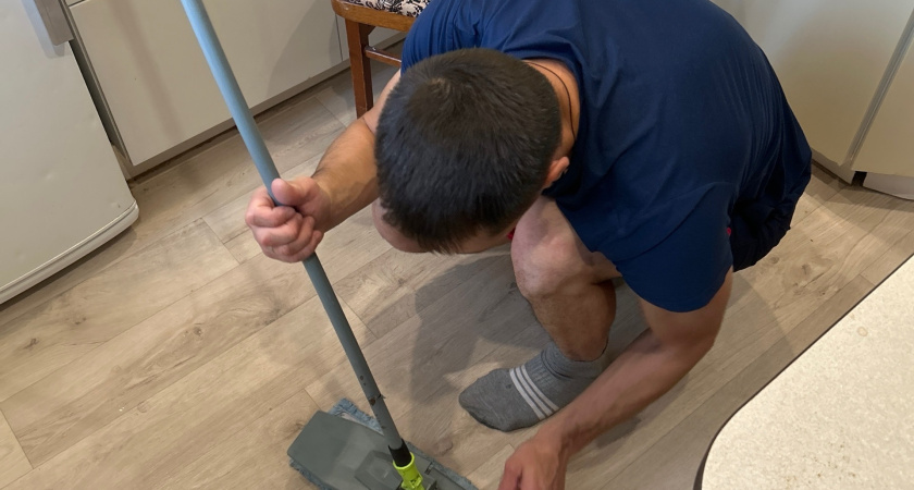 Начали мыть полы солёной водой: вся семья сразу заметила перемены