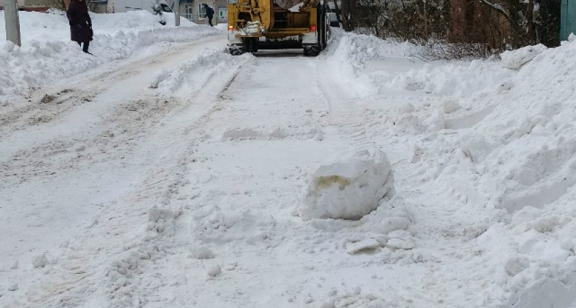 В Костроме трактор раз за разом заваливает путь к детскому саду