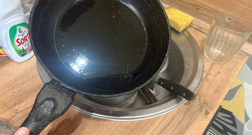 Два пакетика заливаю кипятком, и сковородка как новая: от жира и нагара не остается и следа