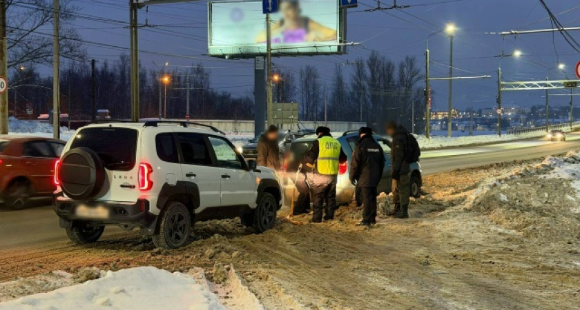 Гаишники спасли застрявшего в Костроме водителя
