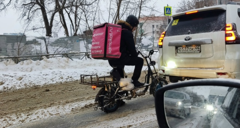 В Костроме бесстрашный курьер разъезжает на электросамокате прямо по проезжей части