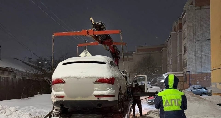 В Костроме массово эвакуируют авто после обращения жителей